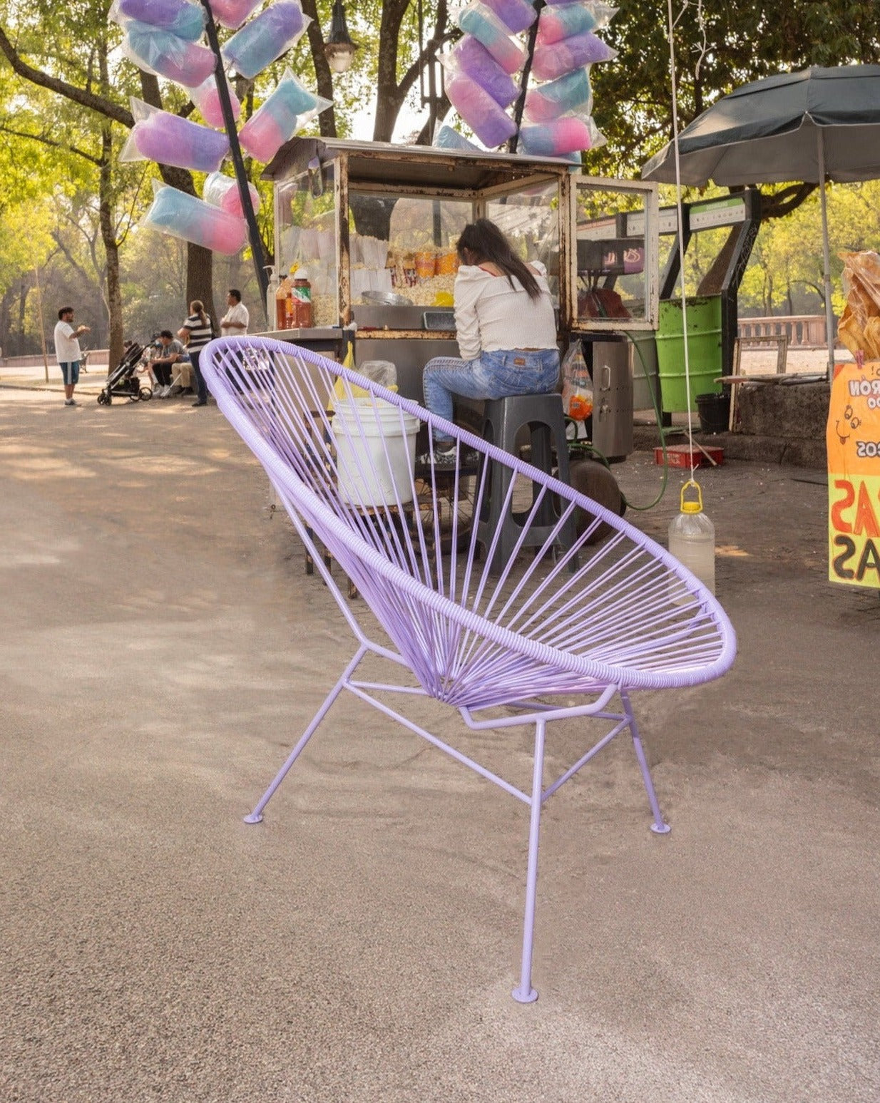 Original Acapulco Chair in der Farbe Lila. Ton in Ton