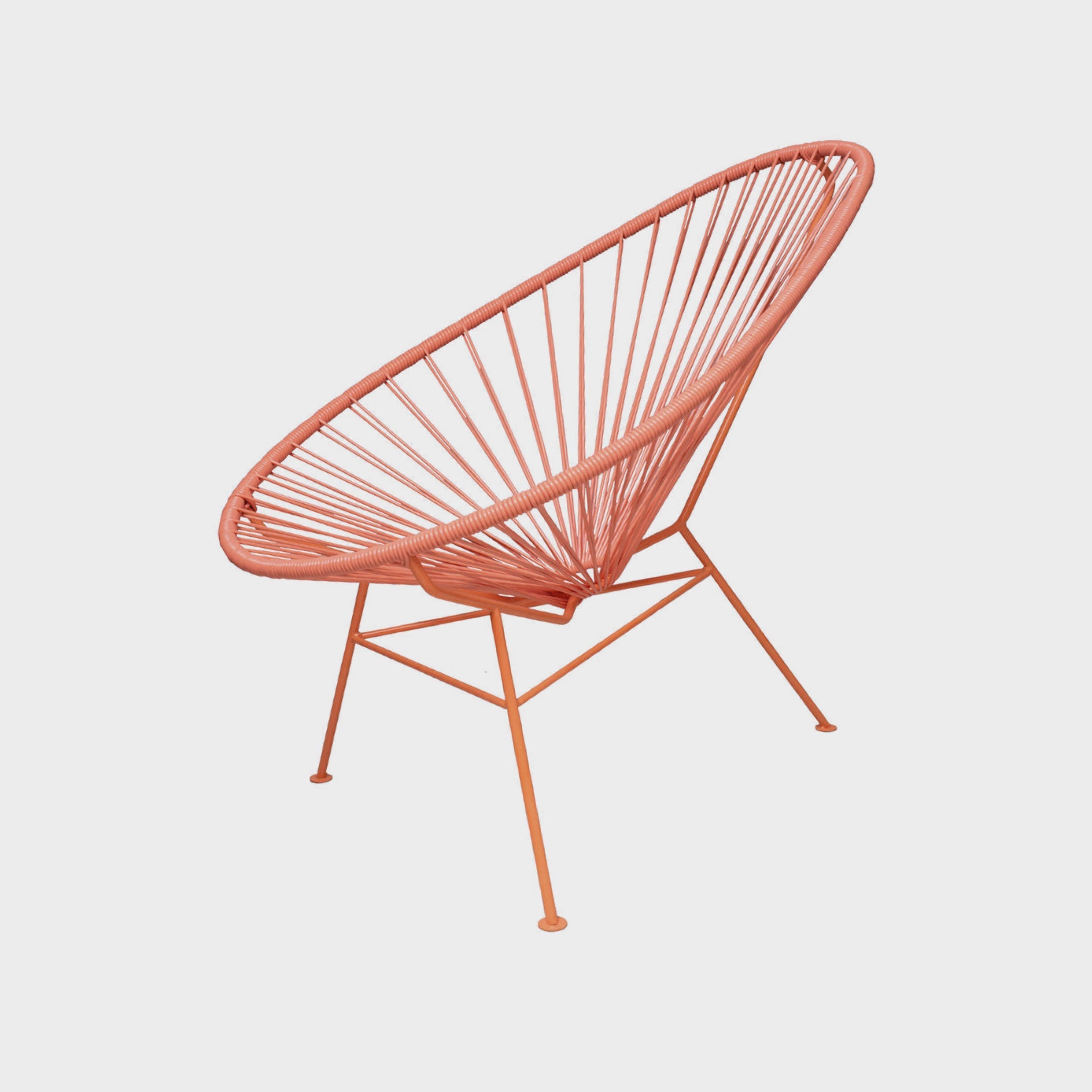 Original Acapulco Chair in der Farbe Flamingo. Ton in Ton.
