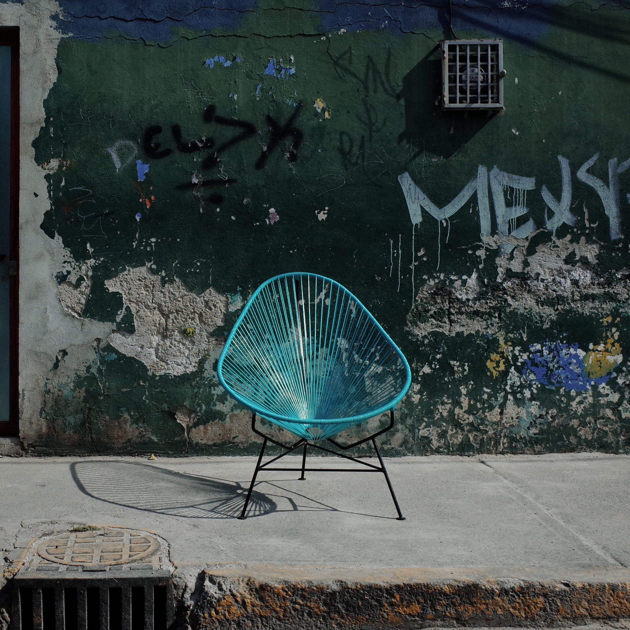 Original Acapulco Chair in der Aqua Verde. Mood Bild