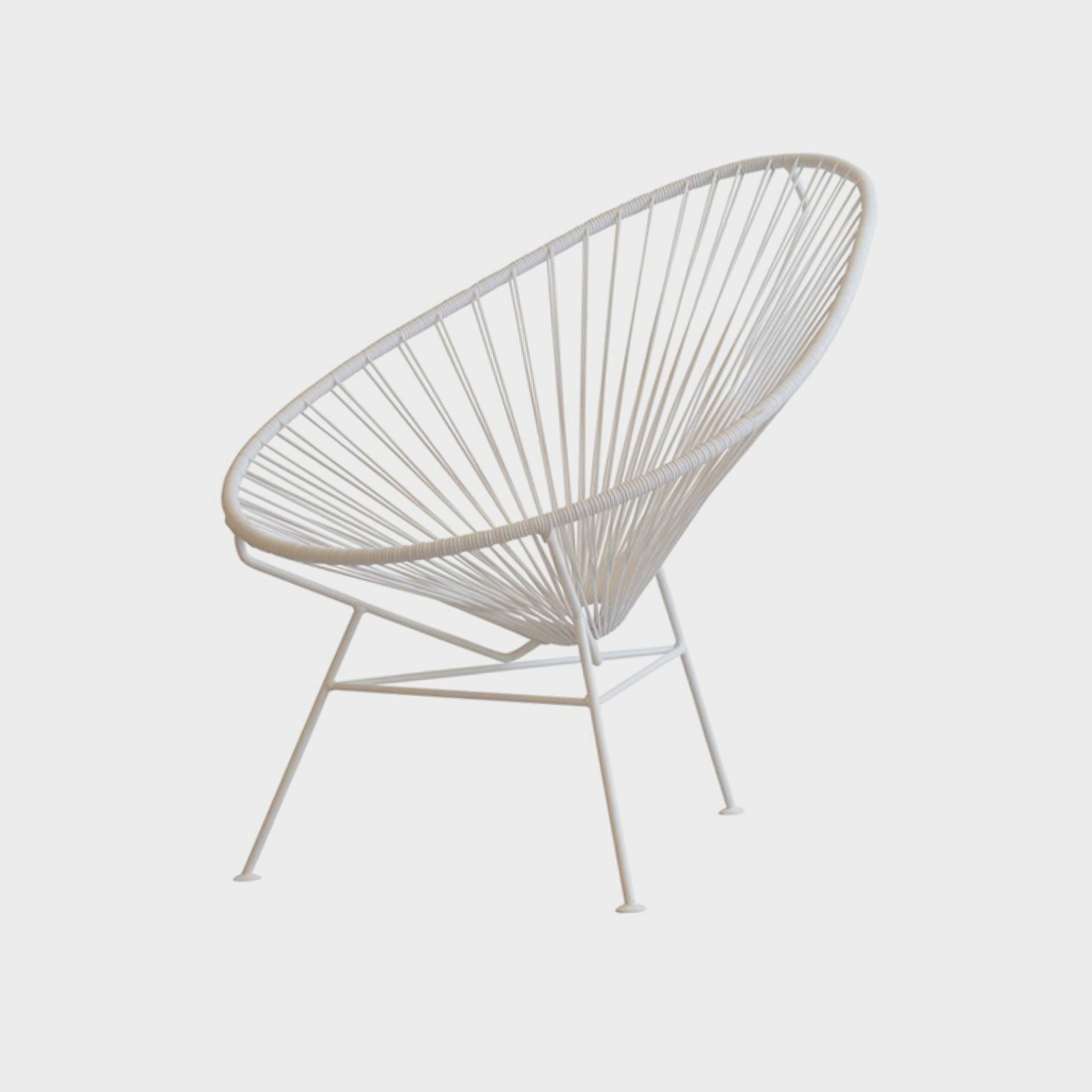 Acapulco Chair in Weiss. Ton in Ton
